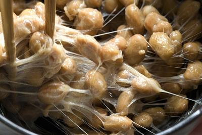 7 đặc sản vừa ăn vừa bịt mũi "nổi như cồn" của châu Á-natto.jpg