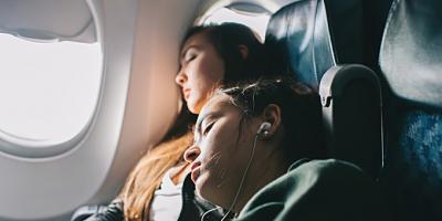Vì sao không nên ngủ khi máy bay cất hoặc hạ cánh?-sleep-plane-2073-1510619389.jpg